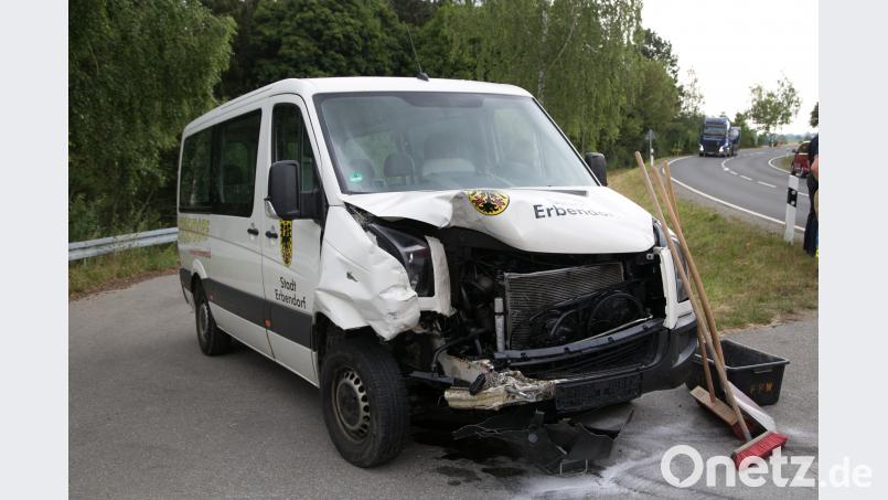 Der Kleinbus mit dem die Lehrer und Schüler unterwegs waren, fuhr auf einen stehenden Pkw auf. rw