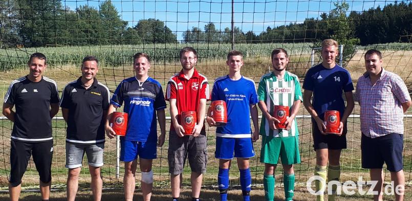 Ein Fass Bier war den Teilnehmern des Kleinfeld-Cups in Waldau sicher. Der Spaß am Fußball stand bei diesem Turnier im Vordergrund. SV-Vorsitzender Roman Lindner und Hauptorganisator Wenzl Rauch (von links) sowie Philipp Haas (rechts) freuten sich über den harmonischen Verlauf. dob
