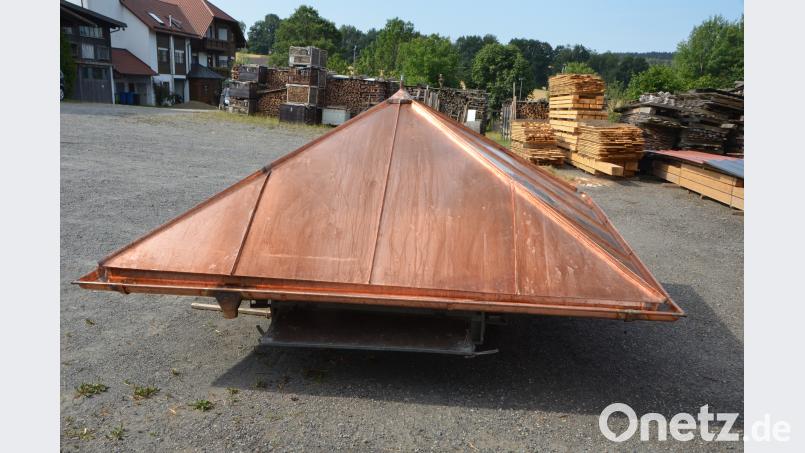 Die Bauphase des Glockenturms in Unterlind geht nun in die Endphase. Am Dienstag wird das Kupferdach auf die Holzkonstruktion aufgesetzt. dob