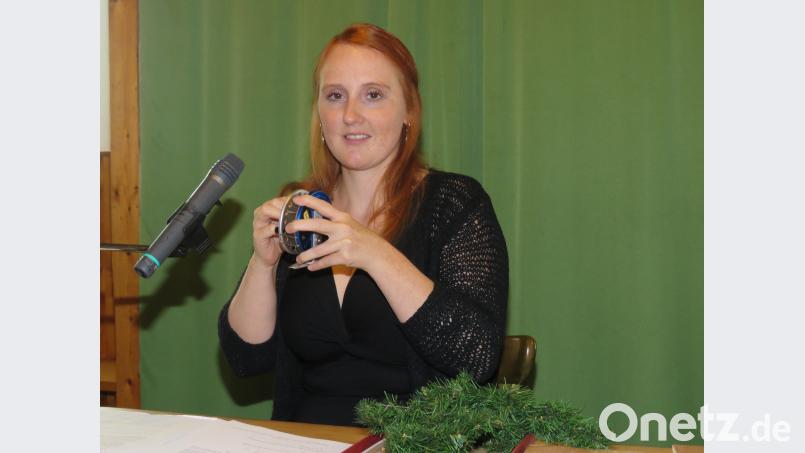 Mit allerlei Kuriositäten wie einer Fliegenfischer-Angelrolle zum Imitieren von Geräuschen begeisterte Schauspielerin Christina Baumer ihr Publikum. UBB