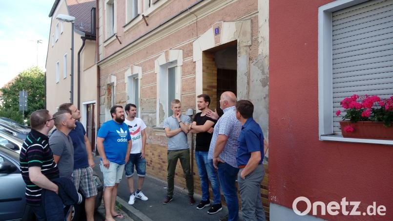 Die Stadträte Markus Graf und Peter Lehner (rechts) erklären den Mitgliedern der Jungen Union das Programm „Jung kauft Alt“ und ein neues Fassadenprogramm. (exb)