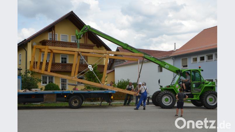 Die Bauphase des Glockenturms in Unterlind geht nun in die Endphase. Am Montag wurde die festverschraubte Holzkonstruktion angeliefert. dob