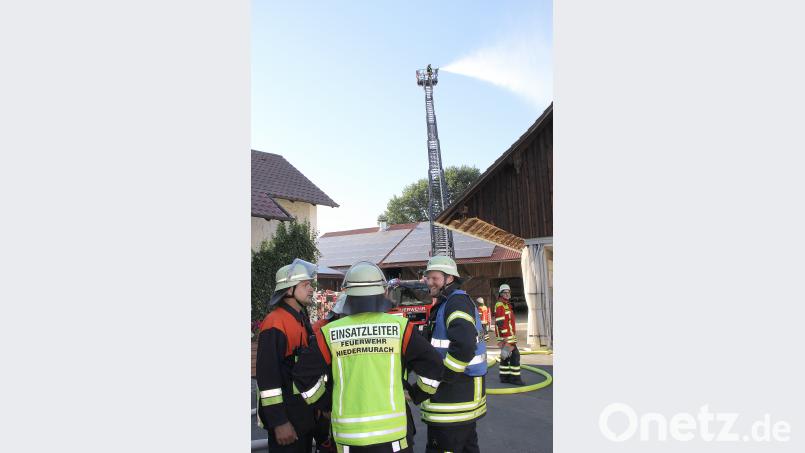 Nachdem alles „rund“ lief, machte sich Entspannung breit. Der absolute Hingucker war natürlich die 30 Meter ausfahrbare Drehleiter der Feuerwehr Neunburg mit ihrer enormen Löschkraft. boj
