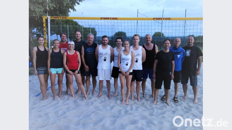 Die drei erstplatzierten Teams mit den Organisatorinnen Anja Bachfischer und Linda Trager (von links). tra