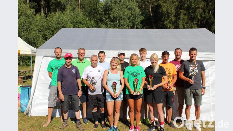 Beim 33. Volkstriathlon erhielten alle Sieger ihrer jeweiligen Klasse Pokale. Allen voran gratuliert Wasserwachts-Vorsitzender Ralf Püschner und Bürgermeister Franz Stahl (Zweiter und Dritter von links). hä