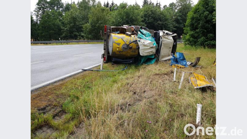 Mehrfach überschlug sich der Kleinlaster. Dabei riss dieser auch die Straßenschilder ab. Total beschädigt blieb der Laster auf der Seite liegen. mde
