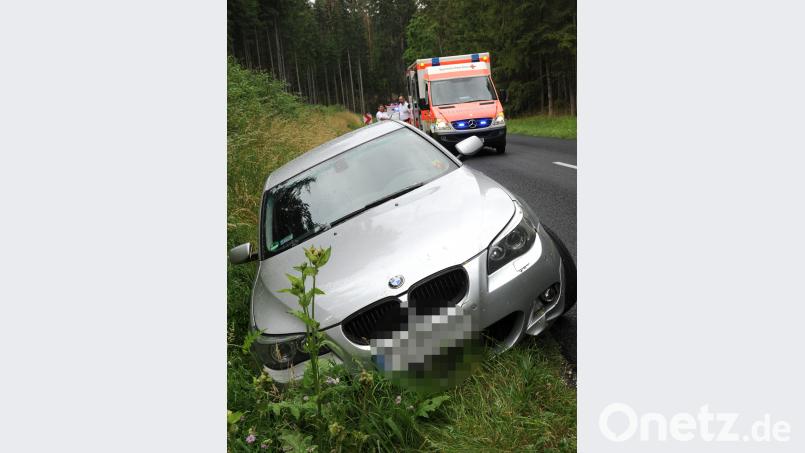 Ein BMW ist am Dienstagnachmittag bei Köfering von der Straße abgekommen. gfr