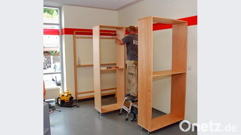 Im Automatenbereich der Sparkasse Rosenberg stehen Kunden und Passanten im öffentlichen Bücherschrank auf 35 Regalmetern Romane, Sachbücher, Bildbände und andere Schmöker zur Verfügung. oy