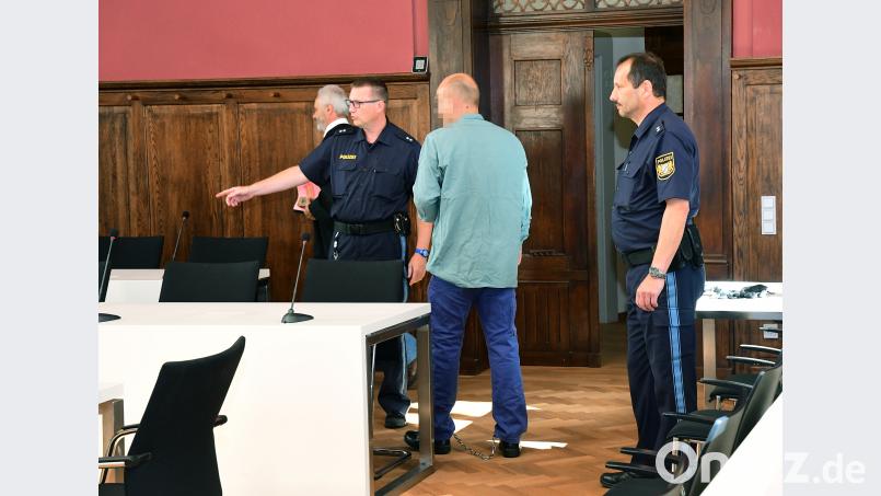 Der Angeklagte wurde am ersten Prozesstag in Fußfesseln vorgeführt. Petra Hartl