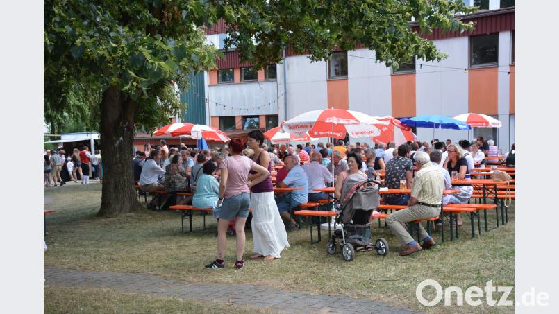 Gemütlichkeit und ein Plausch unter Bekannten. ak