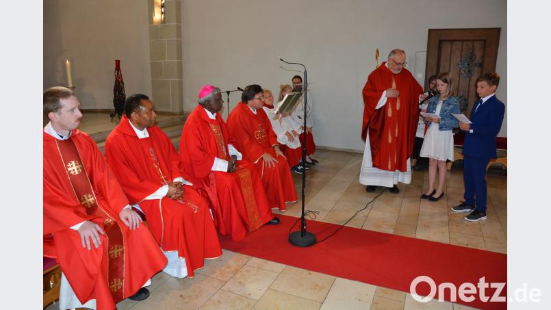 Die beiden Firmkinder Lucia Doss und Fabian Schaumberger hießen den Bischof aus Indien herzlich willkommen und erbaten für insgesamt 98 Buben und Mädchen das Sakrament der Firmung. jr