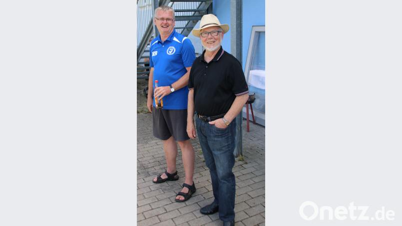Hans Rumpler von den Sportfreunden Ursulapoppenricht mit Sponsor Walter Herding (rechts). nko