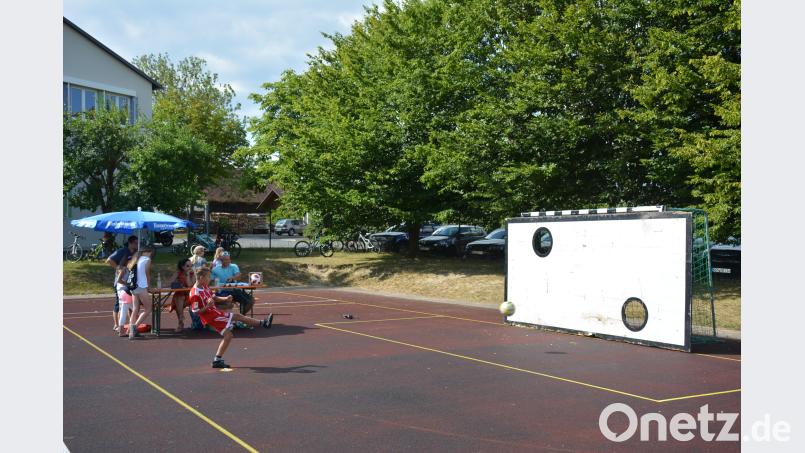 Die Torwand zieht nicht nur die Jungs an. ak