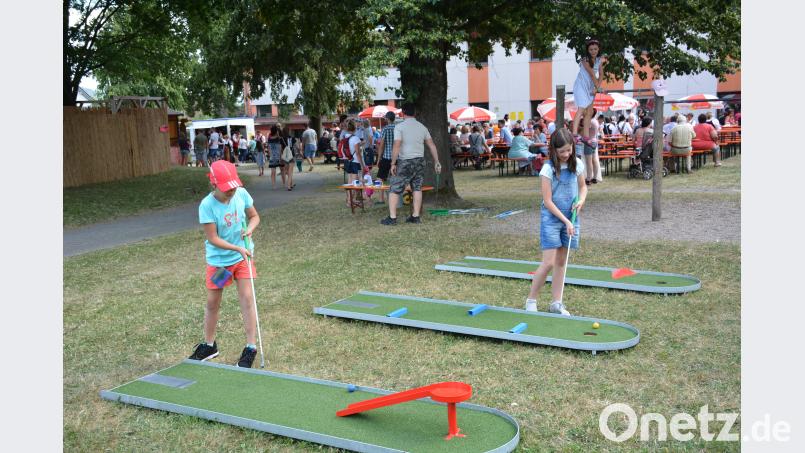 Beim Minigolf können die Kinder eine ruhige Kugel schieben. ak