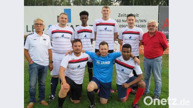 Der ASV Neustadt stellte seine neuen Spieler vor: (kniend von links) David Beck, Trainer Norbert Kraft und Mohammed Nur Khalid; (stehend von links) Vorsitzender Juan Vilas, Andreas Zeisser, Abdulla Ayub Jusuf, Vitczslav Iwaschenkow, Andreas Bertram und Abteilungsleiter Hans Wiesenbacher. Nicht auf dem Bild sind Artur Bertram und Andreas Rupprecht. ADJ