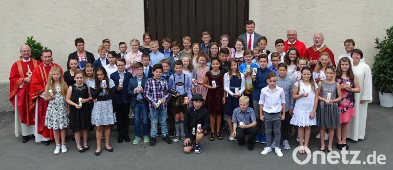 48 junge Christen empfingen in Rothenstadt das Sakrament der Firmung von Domkapitular Dr. Roland Batz (Zweiter von links) im Beisein weiterer Geistlicher. Dobmeier