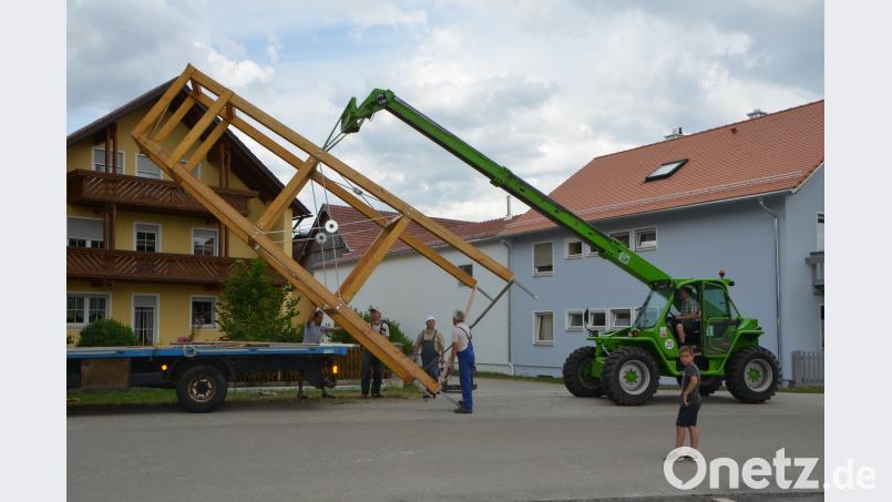 Die Bauphase des Glockenturms in Unterlind geht nun in die Endphase. Am Montag wurde die festverschraubte Holzkonstruktion angeliefert. dob