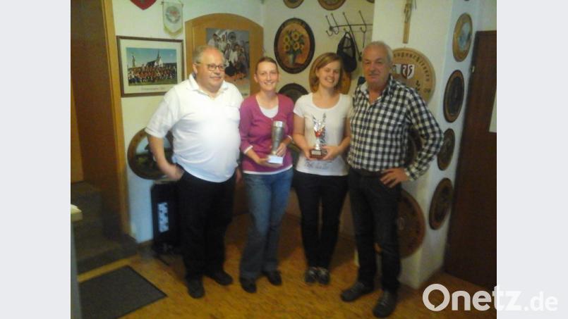 Pokalverleihung (von links): 2. Schützenmeister Josef Hirsch, die Gewinnerin des Johannipokals Manuela Geitner, die Gewinnerin des Herbst-Wanderpokals Elisabeth Biehler und der 1. Schützenmeister Hans Wenkmann II. snn
