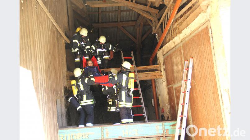 Für die Atemschutzgeräteträger der Feuerwehr Niedermurach mit Unterstützung der Nachbarwehr Pertolzhofen war die Personenrettung schon ein hartes Stück Arbeit. boj