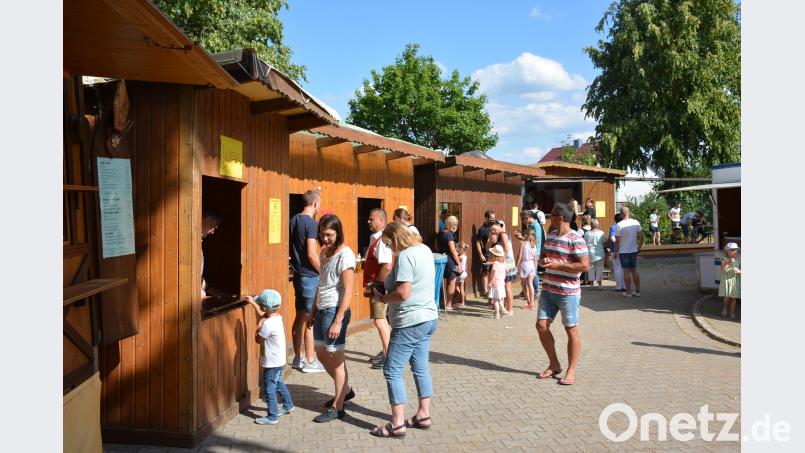 Welcher Stand soll’s denn sein? Die Auswahl an Schmankerln der Vereine ist groß. ak