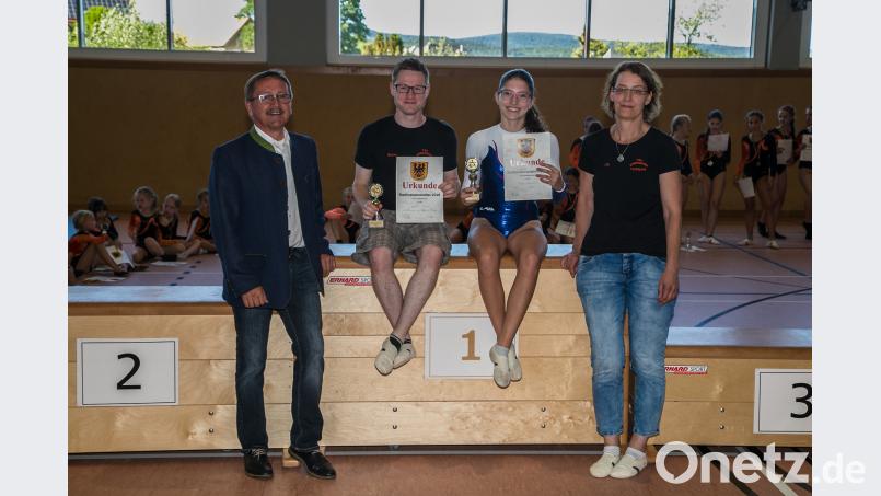 Olivia Kammerer (Zweite von rechts) ist neue Stadtmeisterin im Turnen. Bei den Herren verteidigte Benjamin Schlicht (Zweiter von links) seinen Titel zum mittlerweile 10. Mal in Folge. Zum Erfolg gratulierten Bürgermeister Hans Donko und Oberturnwartin Ulrike Scholz. rw