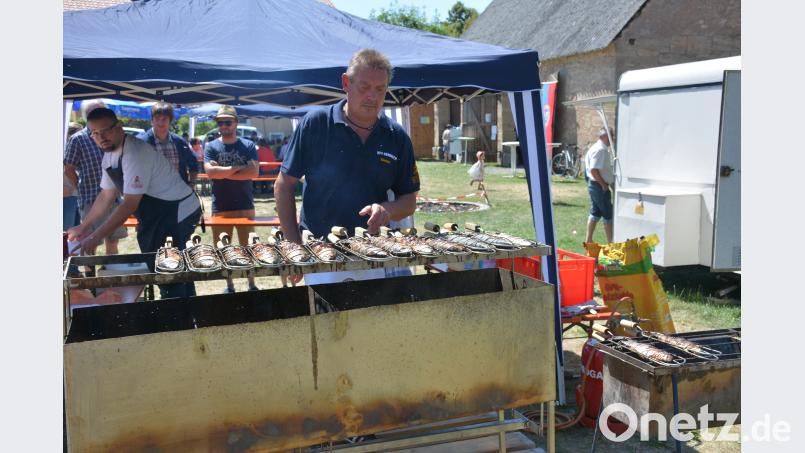 Mitunter heißt es etwas warten, bis die gegrillten Makrelen und Forellen fertig sind. ak