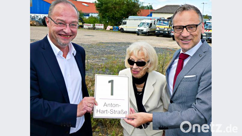 Bürgermeister Bernd Sommer übergibt Felicitas Hart und Anton Wolfgang Hart das Hausnummernschild fürs Verwaltungsgebäude. exb