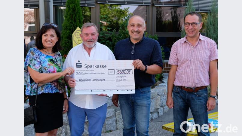 Die Vertreterin des BLLV Maria Karg-Pirzer (links), Elternbeiratsvorsitzender Oliver Leistner (Zweiter von rechts) und Konrektor Manfred Bösl (rechts) überreichen den Erlös von 5392,09 Euro aus der Ballheldenaktion in Form eines Schecks an den Bezirksjugendleiter des Bayerischen Fußballverbandes, Karl Fenzl (Mitte). mab