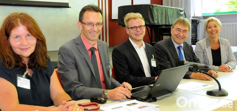 Ziel ist es, die regionalen Betriebe auf den dualen Studiengang Bürokaufmann/-frau aufmerksam zu machen. Im Bild von links: Sabine Fersch und Bernhard Kleriel (Leitung des Beruflichen Schulzentrums), Thomas Feyrer und Claus Koss von der OTH Regensburg und Sabine Märtin (OTH Amberg-Weiden). Stephan Huber