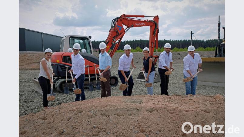 Sie machen den ersten Spatenstich für die Großküche &quot;Guko&quot;: Mireya Loew, Hallenbauer Stefan Bösl, Bürgermeister Konrad Kiener, Dominik Loew, Sabrina Franke, Geschäftsführer Christian Schön-Loew und Architekt Herbert Schmid (von links) twi