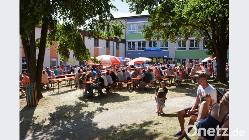 Im Schulhof lässt es sich gut feiern. ak