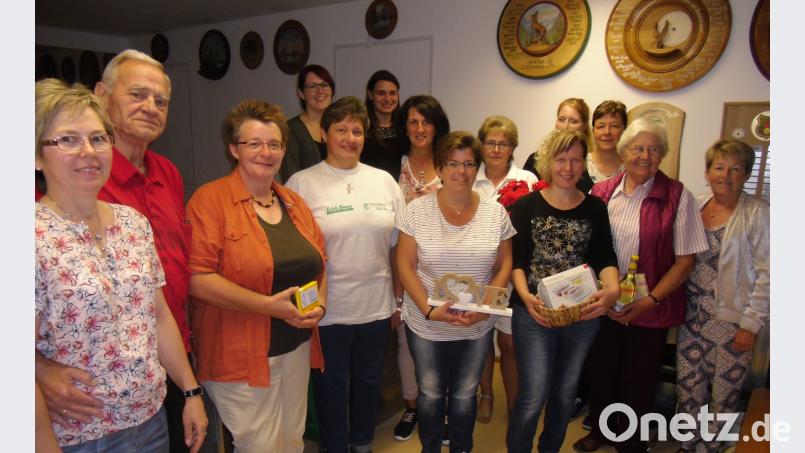 Die treffsichersten Schützendamen beim Sommerschießen in Schönsee stellten sich mit der Gewinnerin Angela Salomon (vorne Dritte von rechts) und Gaudamenleiterin Renate Stigler (links) zum Erinnerungsbild. dl