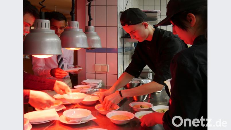 Das Rotlicht sorgt dafür, dass die Speisen auf den vorgewärmten Tellern ihre Temperatur behalten. tr