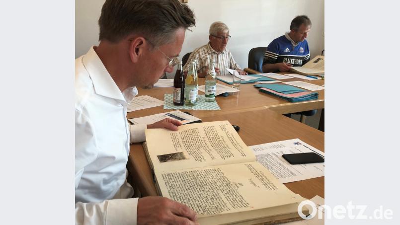 Großes Interesse zeigten die Gemeinderäte an den beiden handgeschriebenen Original-Bänden der Chronik der Gemeinde Brand ld