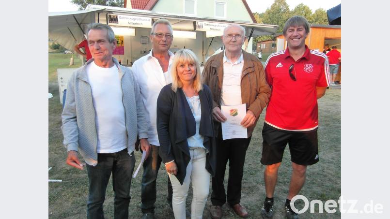 Glücksfee Gaby Kopp (vorne) zieht unter allen Dauerkartenbesitzern Achim Hoffmann, Herbert Eichner und Erich Dumler. Ihnen dankt Christian Lukas (von links) für ihre Verbundenheit. hl