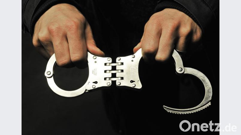 Die Polizei nahm fünf Männer noch am Tatort fest.  Boris Roessler/dpa