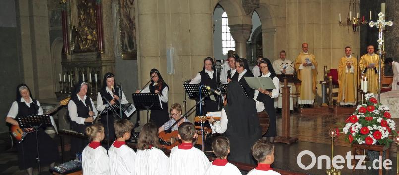 Die Schulschwestern-Band, aus München angereist, gestaltete den Festgottesdienst musikalisch schwungvoll. Festprediger Pfarrer Markus Schmid (Zweiter von rechts) lobte das Wirken der Schwestern in Weiden seit 125 Jahren. RDO