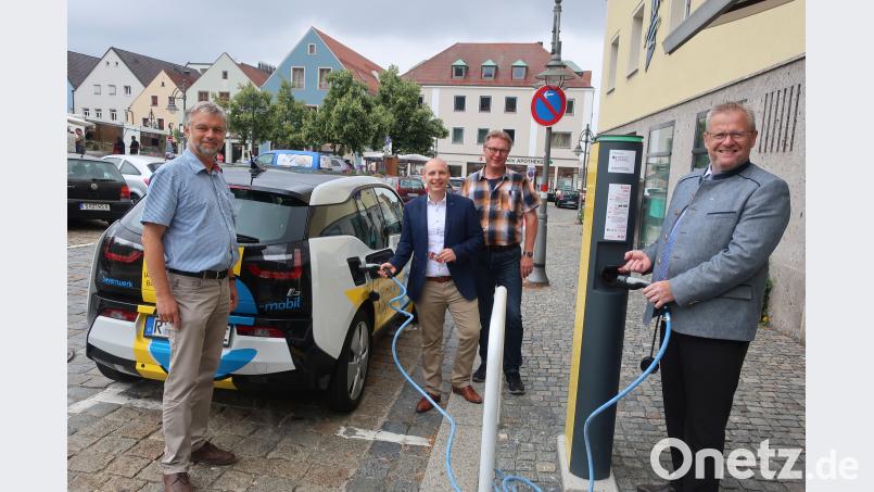Oberbürgermeister Andreas Feller, städtischer Mitarbeiter Gerhard Grabinger, Bayernwerksvertreter Daniel Pangerl und Sachgebietsleiter Roland Stehr (von rechts) nahmen gestern die neue Elektrotankstelle am Marktplatz in Betrieb. Bild: Hirsch RHI