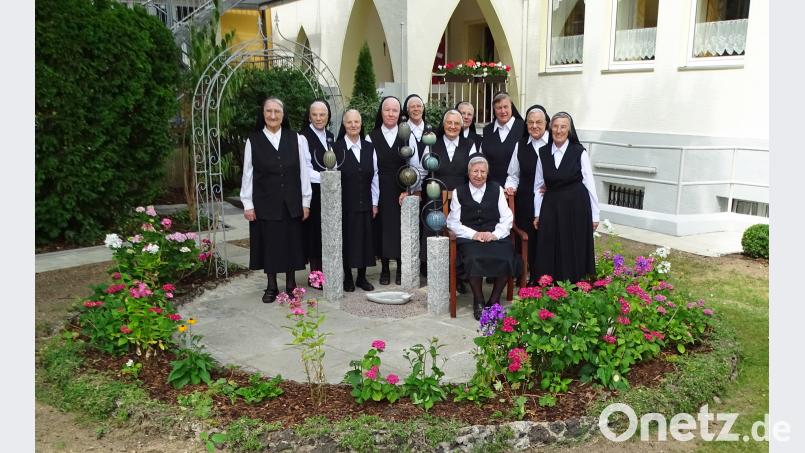 Die Kunst mit Granitsäulen hält Einzug im neugestalteten Klostergarten mit barrierefreien Wegen und Gestaltungselementen zur Freude der Armen Schulschwestern. RDO