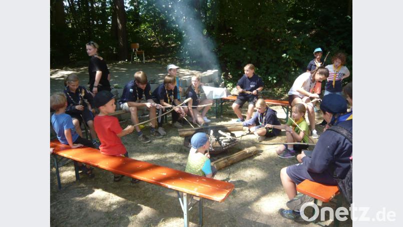 Zur Schnuppermeutenstunde brutzeln die Kinder leckeres Stockbrot. sgg