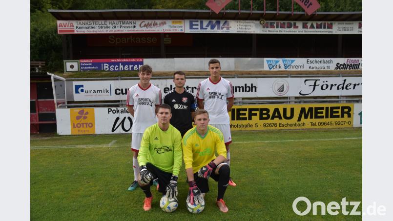 Die Neuzugänge beim SC Eschenbach. Von links stehend: Oliver Danzer, Lukas Schmidt, Valentin Schieder. Knieend: Siegfried Zimmermann, Christopher Stopfer. Es fehlt: Jan Plößner. MSH