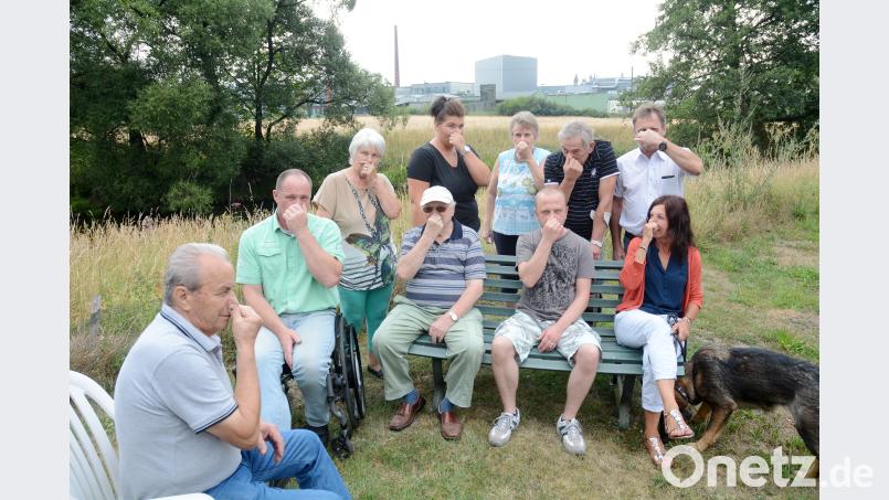 von li nach re

Niko Brkic, Willibald Stade (Zweiter von links) , Waltraud Hannes, Janine Stade, Filipp Leopold, Brigitte Schärtl, Sascha Nenninger, Ronald Klier, Claudia Lepiors und Günther Six halten sich immer wieder mal die Nase zu. Sie vermuten, dass der üble Geruch, der ab und zu nach Neubau zieht, von Constantia Hueck kommt. Gabi Schönberger