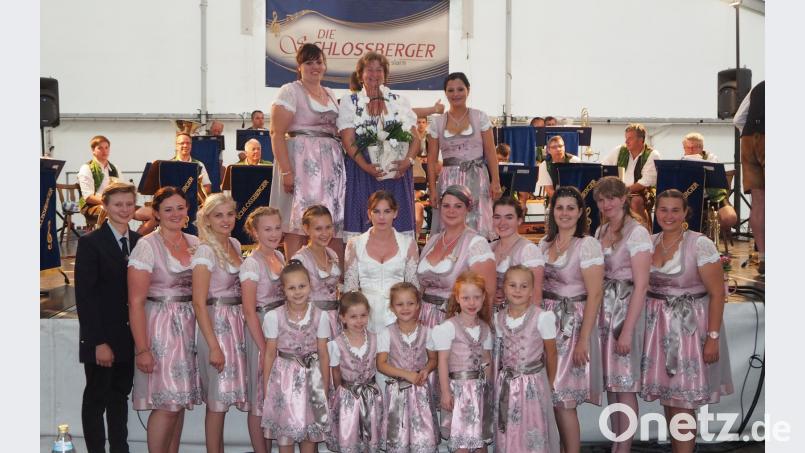 Im Namen aller Festmädchen und -damen dankten Sabina Bauer (oben rechts) und Elisabeth Hanauer mit einer Orchidee der Hobbynäherin Beate Roth für die tollen Festkleider. gz