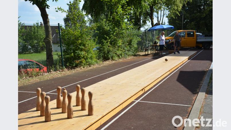 MIt der Holzkugel ist es gar nicht so einfach, die Kegel zu treffen. ak