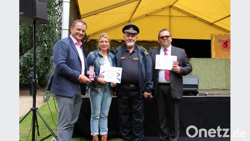 Pavel Sukolov überreicht das Ehrenzeichen der Feuerwehren für 100 Jahre tschechische Republik an Nikki Scharff und Bürgermeister Anton Kappl. exb