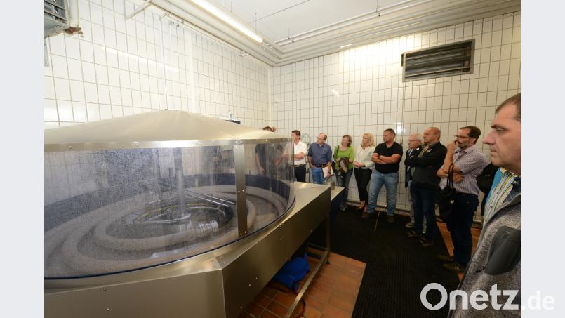 Der Stadtrat besichtigt am Dienstag vor seiner Sitzung die neue Schlauchpflegekompaktanlage im Feuerwehrhaus. bey