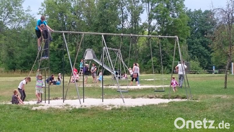 Gemeinsam mit ihren Betreuerinnen, Müttern, Vätern oder Omas und Opas feiern die Turnerkinder den Saisonabschluss. exb