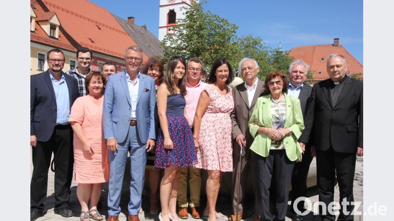 CSU-Stadträtin Doris Schön (Fünfte von rechts) feierte ihren 60. Geburtstag. Dazu gratuliert ihr ihre Familie, sowie Bürgermeister Franz Stahl, stellvertretender Bürgermeister Peter Gold, Altbürgermeister Ludwig Wolfrum und Stadtpfarrer Georg Flierl. kro