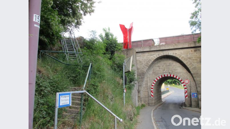 Die Treppen am unteren Beginn des Johannissteigs führen den Weg nahe an die Gleise und dort über Bahngrund. Die Initiative zur Wiederbelebung des Steiges erhielt jetzt von der DB einen Dämpfer bei ihren Bemühungen. Doch Aufgeben kommt für sie nicht in Frage. ui