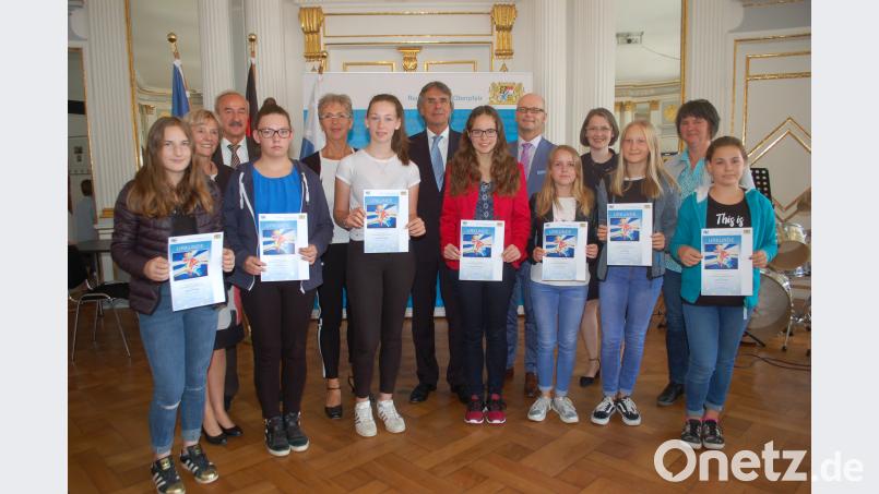 Kreative Beiträge zum Thema Europa leisten viele Schüler aus dem Landkreis. Regierungspräsident Axel Bartelt (hinten, Mitte) zeichnet einige von ihnen aus. gib